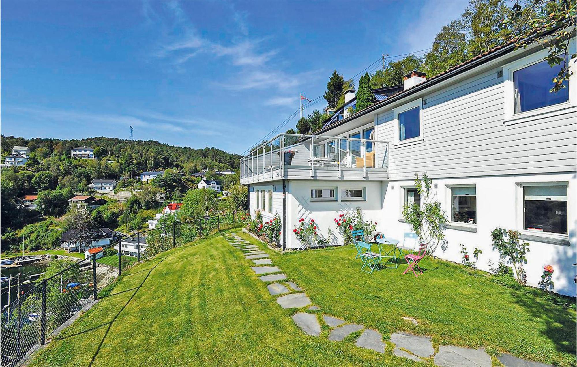 Cozy Apartment In Straumsgrend With Kitchen Bergen Luaran gambar